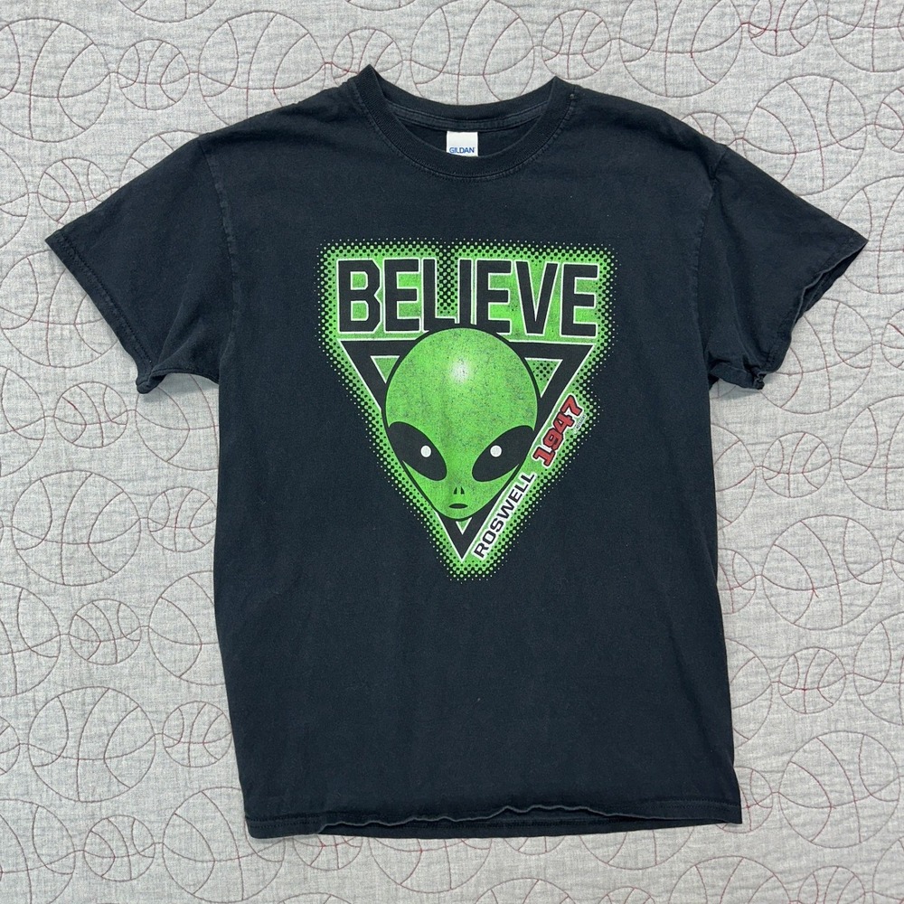 Gildan T-shirt Black Believe Roswell 1947 Alien Graphic / Mens Medium